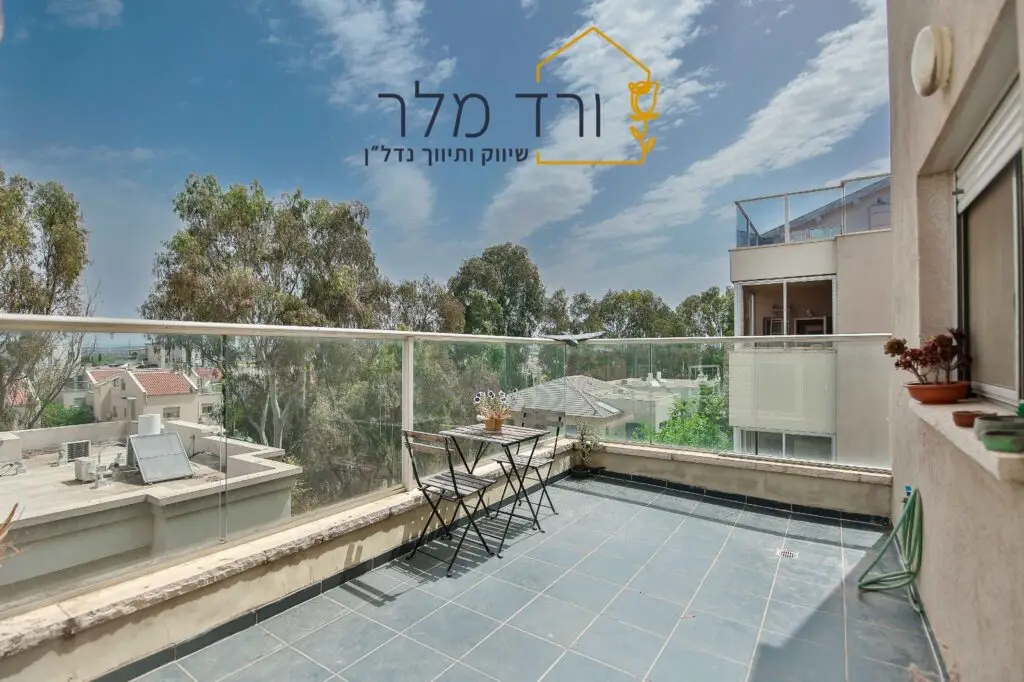 למכירה בשכונת חלומות כרכור, דירת 4 חדרים בבניין בוטיק של 7 דיירים בלבד. לדירה מרפסת שמש, חניה ומחסן, פרדס חנה כרכור