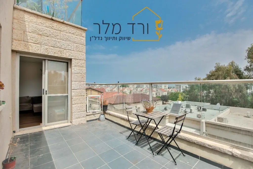 למכירה בשכונת חלומות כרכור, דירת 4 חדרים בבניין בוטיק של 7 דיירים בלבד. לדירה מרפסת שמש, חניה ומחסן, פרדס חנה כרכור